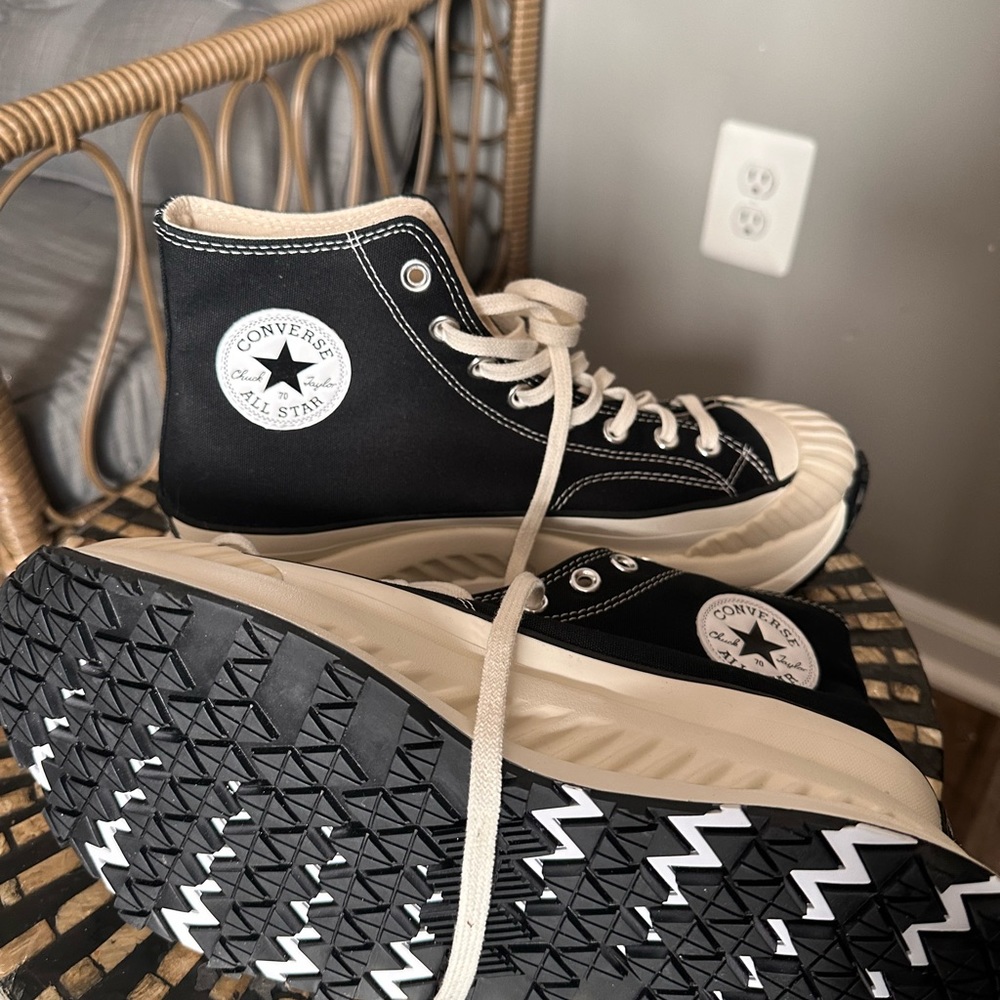 Black/White - Picture 2 of 4